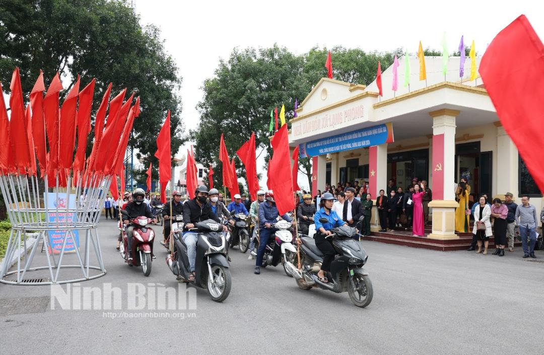 Các lực lượng diễu hành tuyên truyền hưởng ứng Tháng hành động quốc gia phòng, chống HIV/AIDS và Ngày thế giới phòng, chống bệnh AIDS tại các tuyến đường chính trên địa bàn huyện Nho Quan.