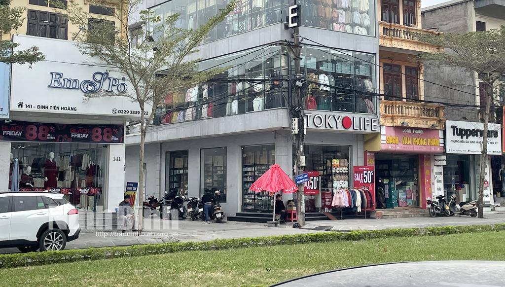 Các cửa hàng kinh doanh thời trang trên địa bàn thành phố Ninh Bình luôn trong tình trạng vắng khách.