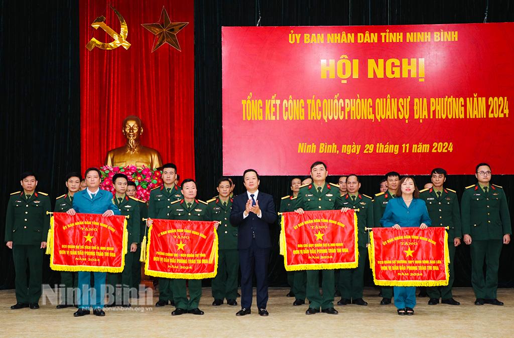 Đồng chí Phạm Quang Ngọc, Phó Bí thư Tỉnh uỷ, Chủ tịch UBND tỉnh trao tặng Cờ thi đua xuất sắc của UBND tỉnh cho 4 tập thể.