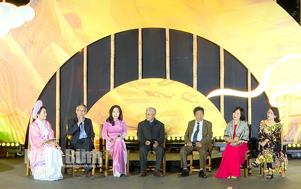 Các nhà thơ Ninh Bình giao lưu cùng người yêu thơ tại Hội quán Dục Thúy Sơn. Ảnh: Ngọc Linh