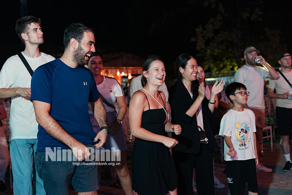 Đông đảo du khách đến tham dự chương trình Đông Giao MAY Hội.