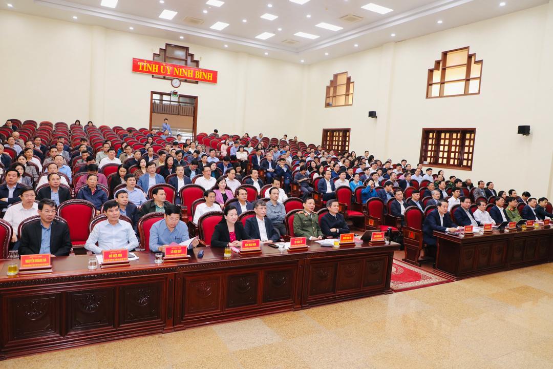 Các đại biểu dự hội nghị trực tuyến tại điểm cầu Tỉnh ủy Ninh Bình.