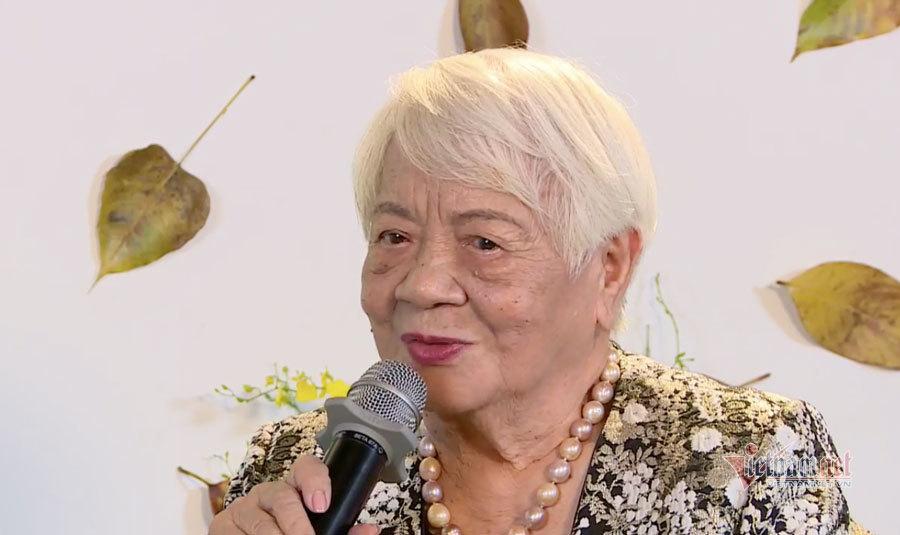 Nữ đạo diễn Xuân Phượng tại buổi ra mắt hồi ký "Gánh gánh...gồng gồng". Ảnh: Vietnamnet