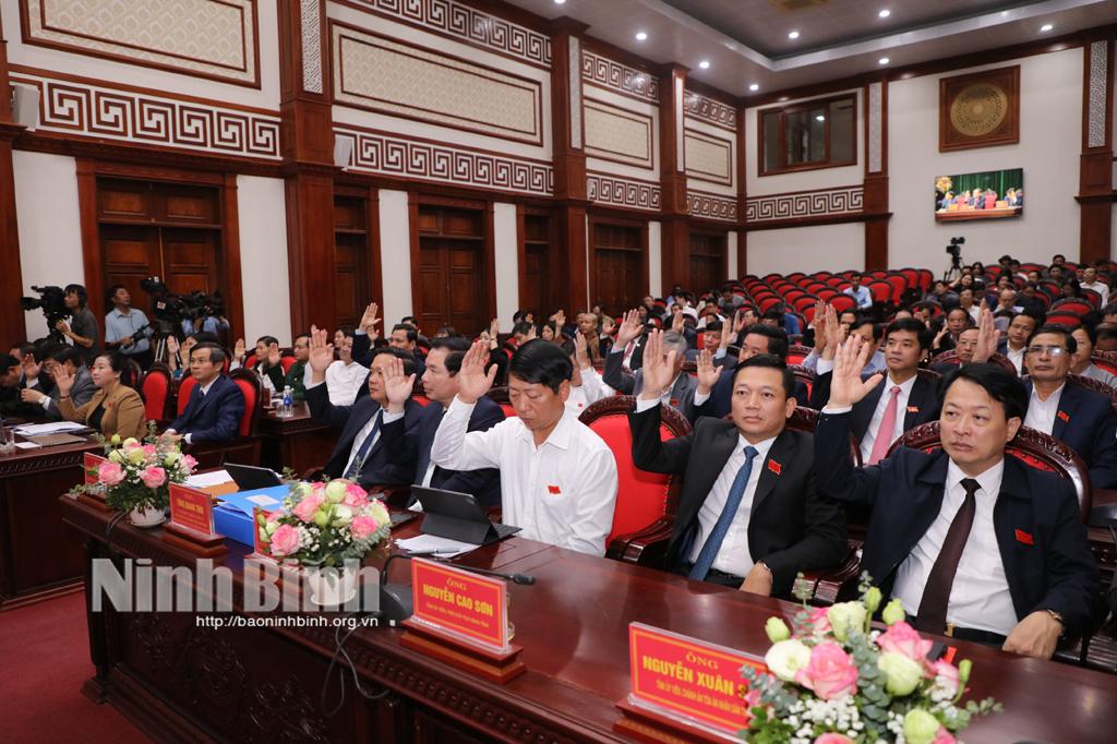 Các đại biểu HĐND tỉnh đã biểu quyết, thống nhất cao thông qua 33 dự thảo Nghị quyết tại phiên bế mạc.