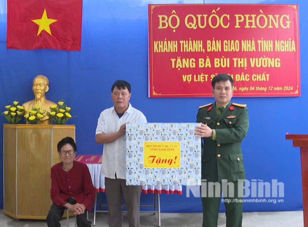 Đại diện Bộ CHQS tỉnh tặng quà cho gia đình gia đình bà Vũ Thị Vường.