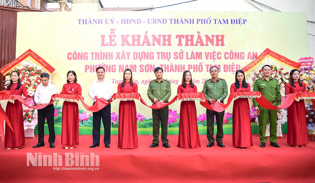Các đại biểu cắt băng khánh thành trục sở làm việc Công an phường Nam Sơn.