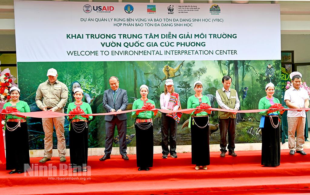 Cắt băng khánh thành Trung tâm diễn giải cuộc sống Vườn Quốc gia Cúc Phương.