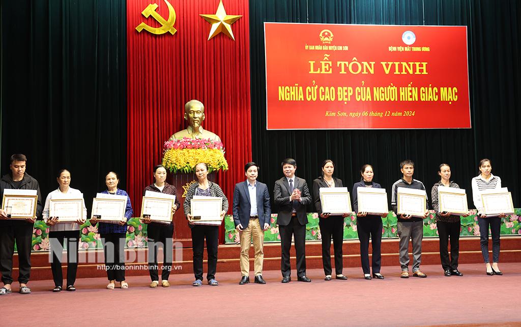 Bệnh viện Mắt Trung ương trao giấy ghi nhận nghĩa cử cao đẹp và Kỷ niệm chương cho đại diện các gia đình có người hiến tặng giác mạc.