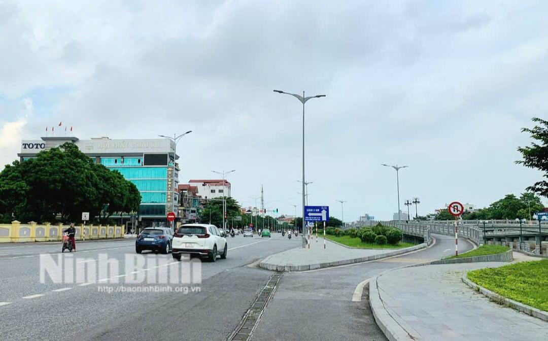 Người và phương tiện giao thông chấp hành nghiêm túc Luật giao thông đường bộ. Ảnh chụp tại một nút giao thông trên địa bàn thành phố Ninh Bình. Ảnh: PV