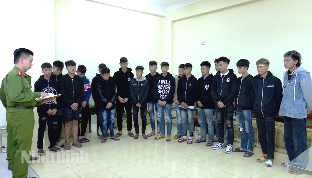 Nhóm thanh, thiếu niên gây rối trật tự công cộng tại cơ quan Công an.