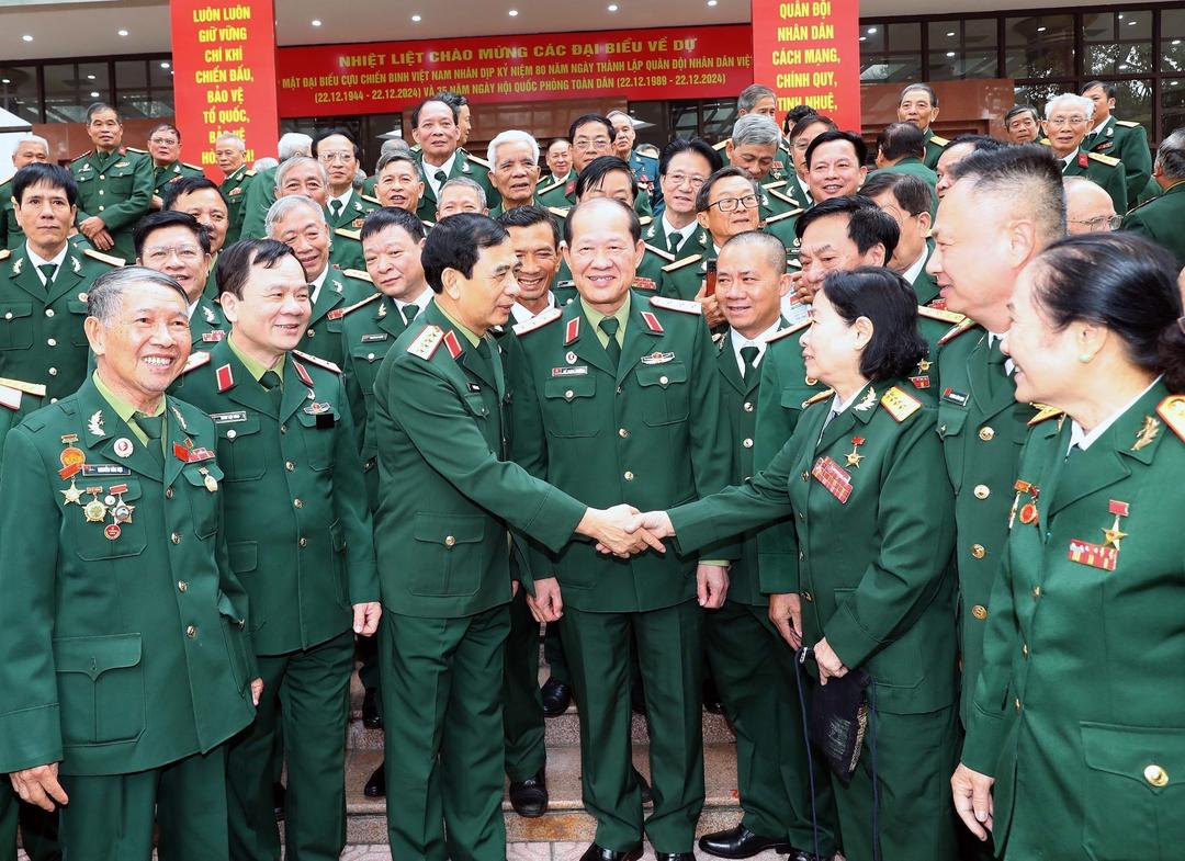 Đại tướng, Bộ trưởng Bộ Quốc phòng Phan Văn Giang và các đại biểu dự gặp mặt.