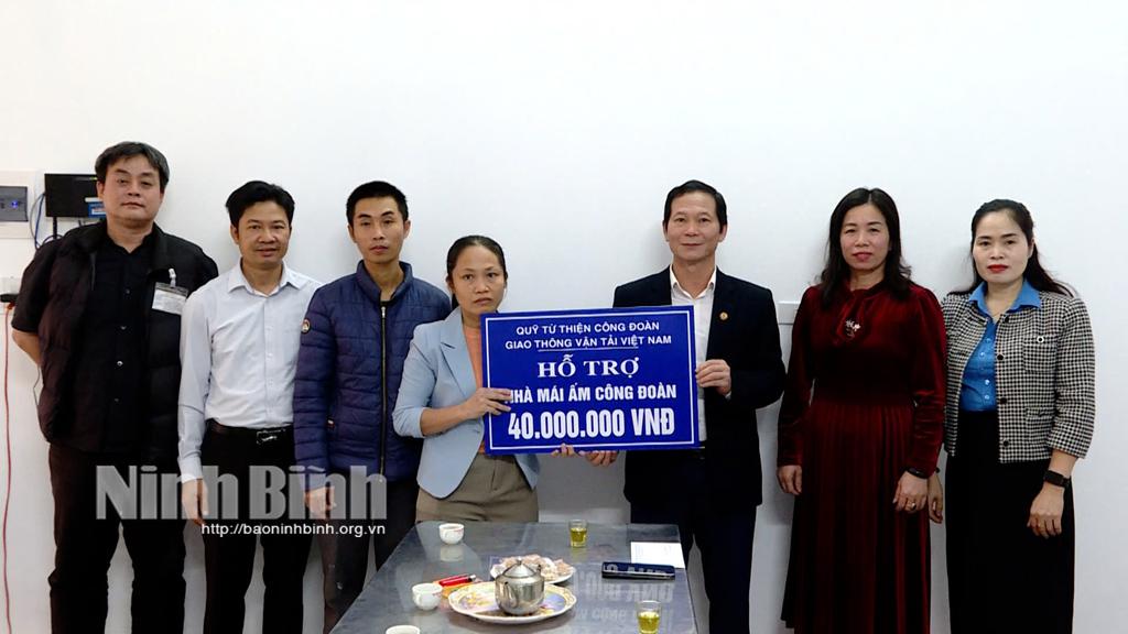 Lãnh đạo LĐLĐ tỉnh trao biển biểu trưng số tiền hỗ trợ cho gia đình chị Nguyễn Thị Ngọc Lan (xóm 3C, xã Khánh Nhạc, huyện Yên Khánh).