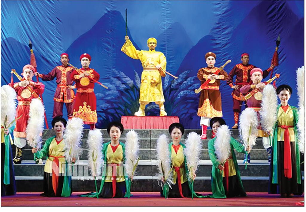 Các nghệ sĩ Nhà hát Chèo Ninh Bình trong vở diễn “Làm Vua”, biểu diễn tại Hội diễn sân khấu Chèo chuyên nghiệp toàn quốc năm 2022. Ảnh: CTV