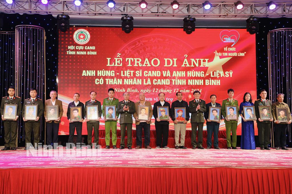 Ban tổ chức trao Di ảnh Anh hùng - Liệt sĩ CAND và Anh hùng-liệt sĩ có thân nhân là CAND tỉnh Ninh Bình.