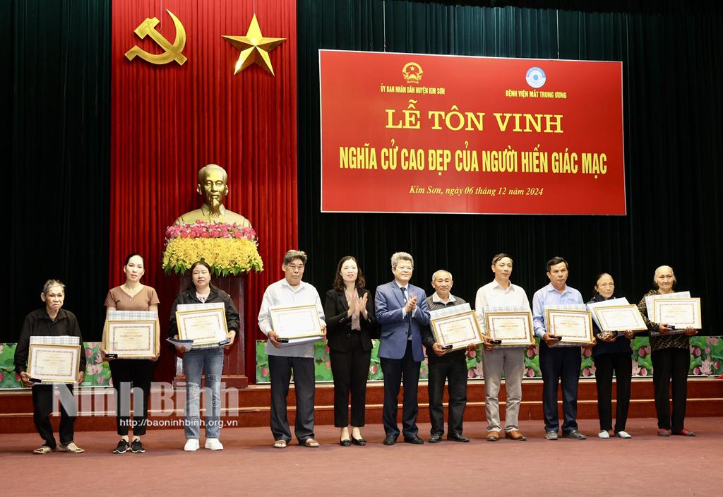Tôn vinh các gia đình có người hiến tặng giác mạc năm 2024. Ảnh: Minh Quang