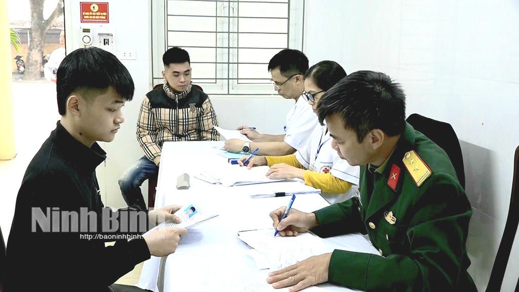 Thanh niên thành phố Tam Điệp đăng ký khám sơ tuyển nghĩa vụ quân sự.