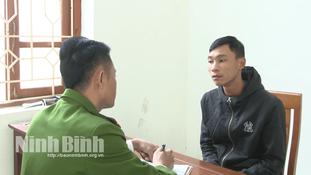 Một trong hai đối tượng trộm cắp tài sản tại cơ quan điều tra.