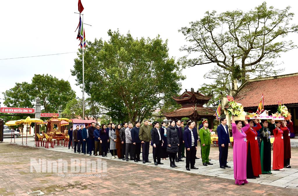 Các đại biểu dâng hương tại Đền thờ Nguyễn Công Trứ.