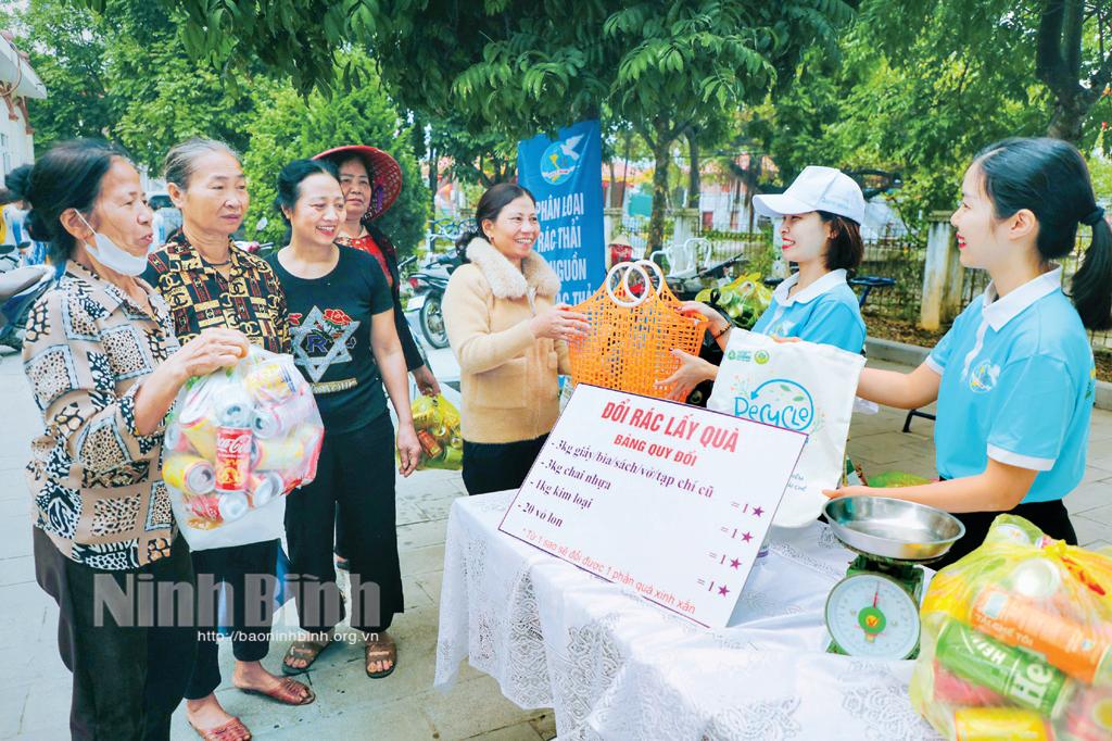Hoạt động đổi rác lấy quà, bảo vệ môi trường của hội viên phụ nữ xã Ninh Thắng (Hoa Lư). Ảnh: Đức Lam