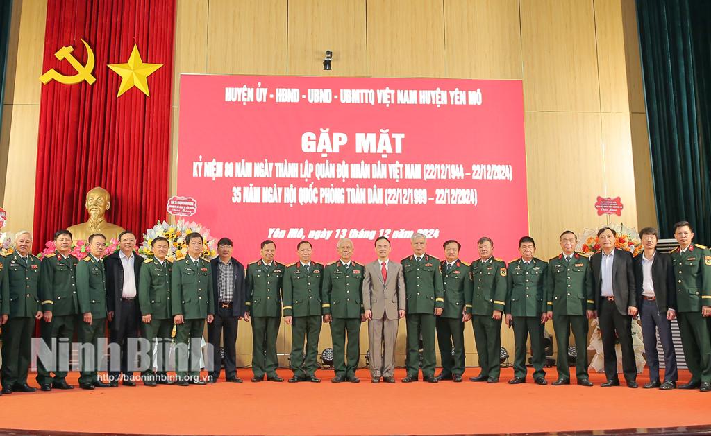 Lãnh đạo huyện Yên Mô chụp ảnh lưu niệm cùng các đại biểu.