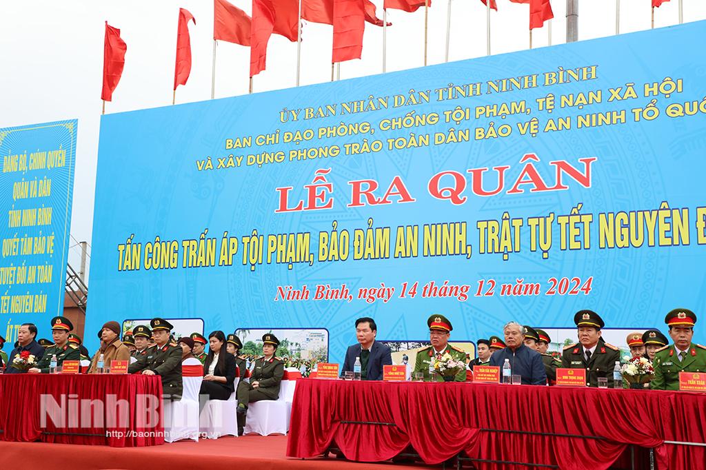 Các đại biểu dự lễ ra quân.