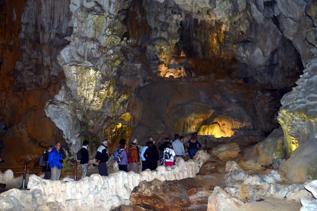 Khách trong nước và quốc tế thích thú khám phá các hang động trên Vịnh Hạ Long.