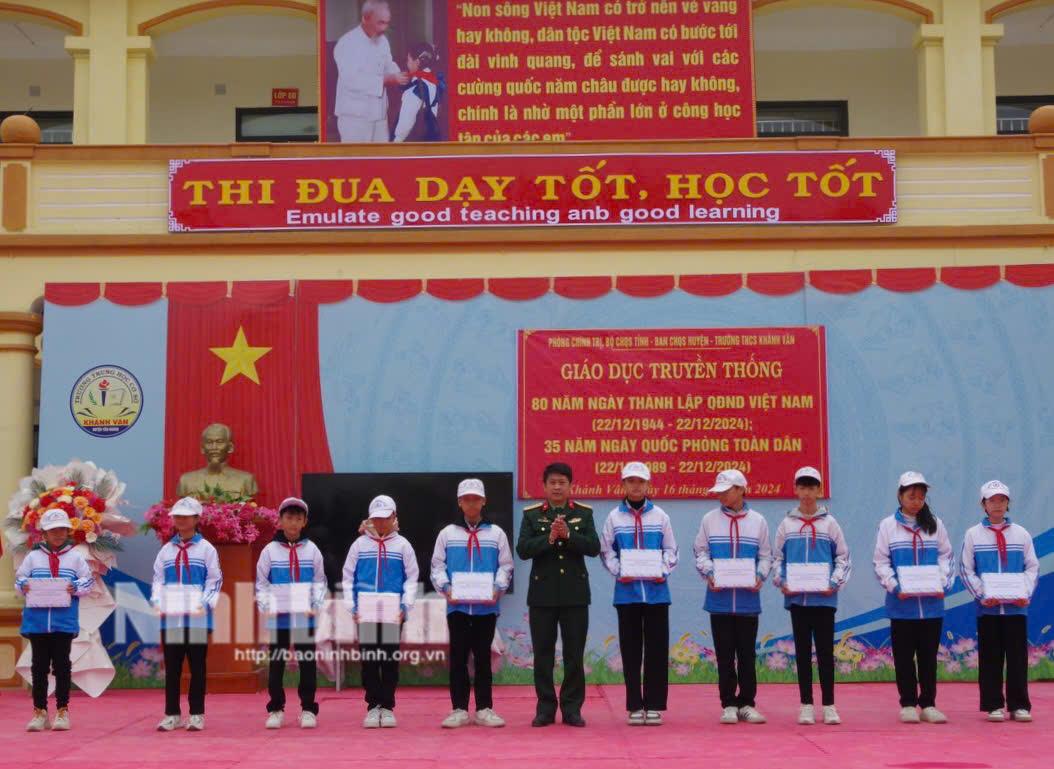 Ban CHQS huyện Yên Khánh tặng quà cho học sinh nghèo vượt khó học giỏi trên địa bàn