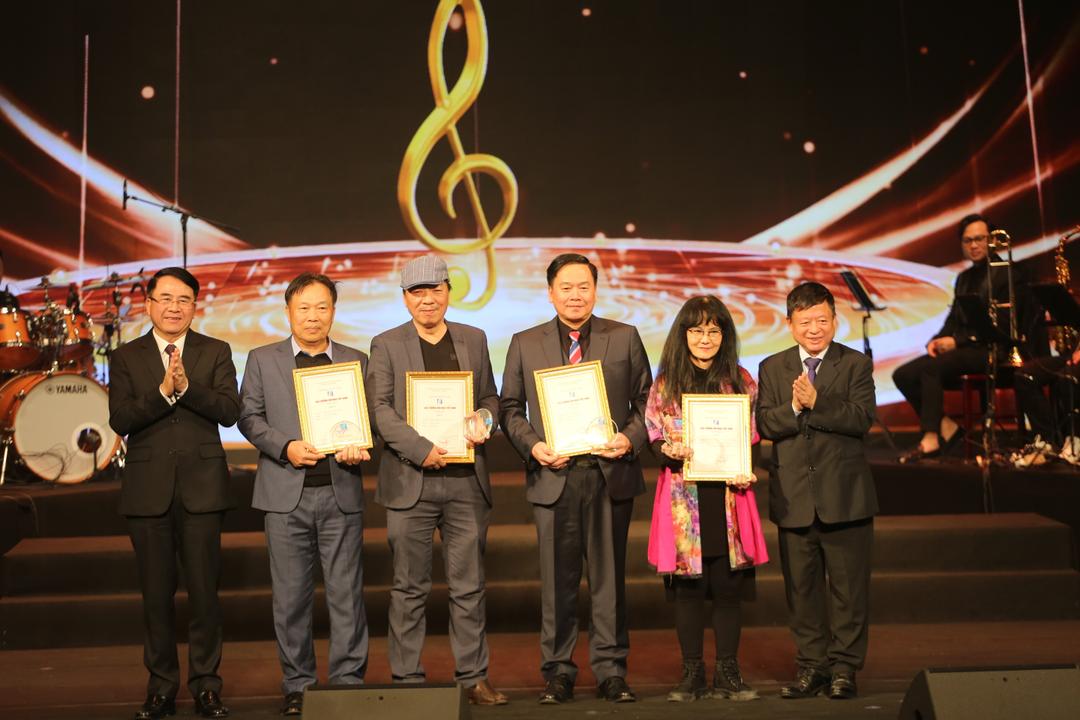 Nhạc sĩ Đỗ Hồng Quân và ông Lê Khắc Nam, Phó Chủ tịch UBND thành phố Hải Phòng trao giải A cho các tác giả có tác phẩm xuất sắc.