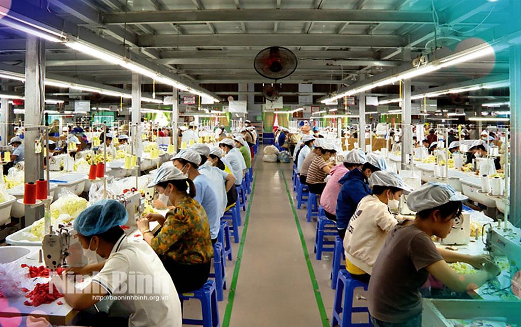 Dây chuyền sản xuất đồ chơi trẻ em tại Công ty TNHH Dream Plastic, Cụm công nghiệp Khánh Thượng, xã Khánh Thượng (Yên Mô).