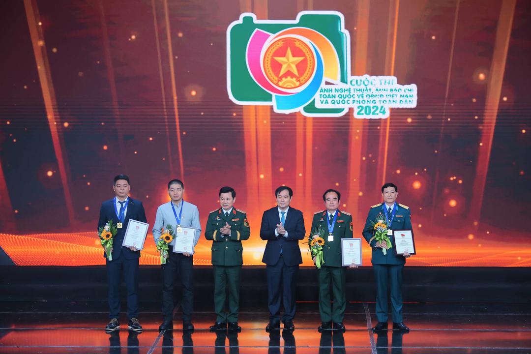 Các tác giả nhận giải Nhất cuộc thi.