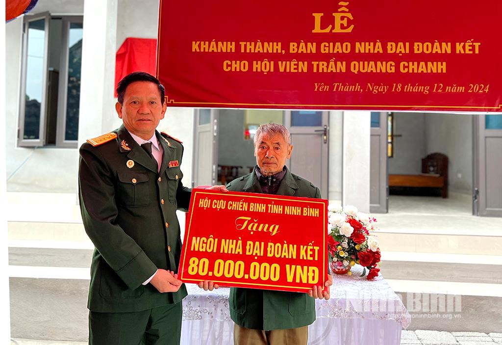Lãnh đạo Hội CCB tỉnh trao biểu trưng hỗ trợ xây dựng Nhà đại đoàn kết cho gia đình CCB Trần Quang Chanh (xã Yên Thành, Yên Mô).