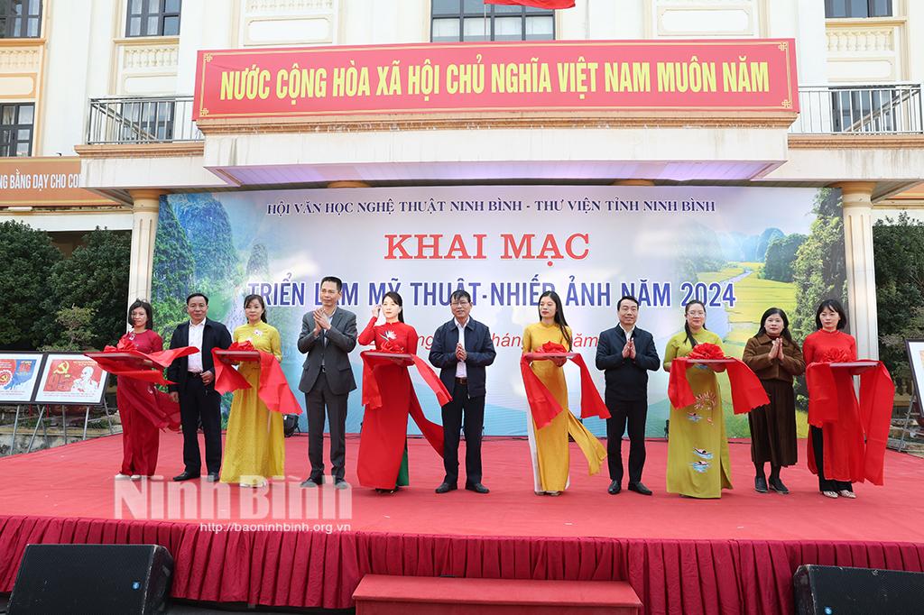 Các đại biểu cắt băng khai mạc triển lãm.