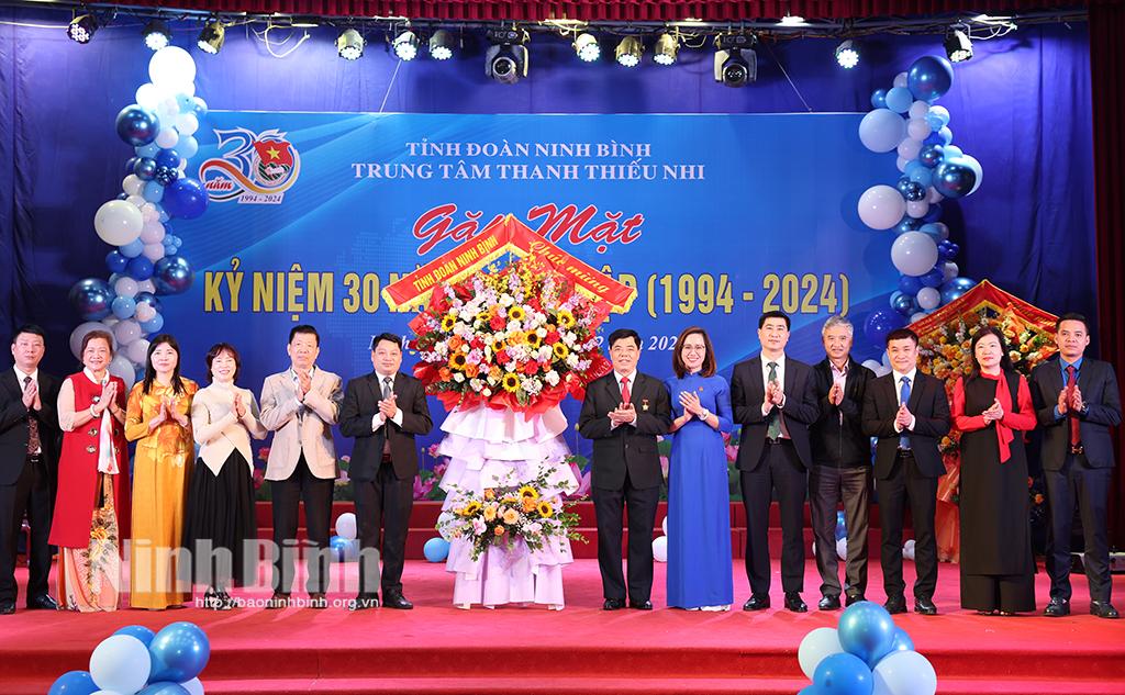 Lãnh đạo Tỉnh đoàn, các đại biểu tặng hoa chúc mừng cán bộ, nhân viên của Trung tâm.