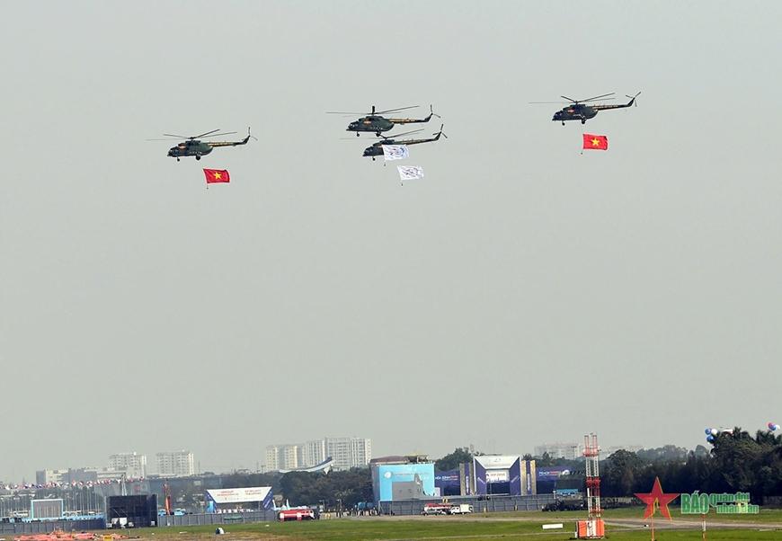 Màn bay biểu diễn chào mừng Khai mạc Triển lãm Quốc phòng quốc tế Việt Nam 2024.
