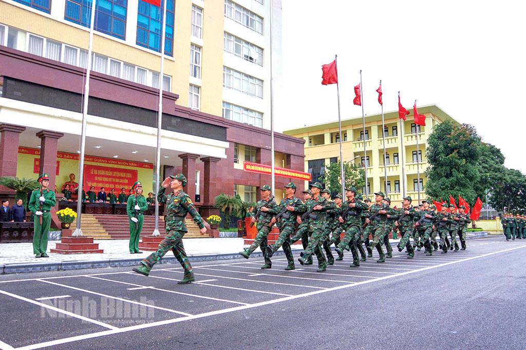Duyệt đội ngũ tại Lễ ra quân huấn luyện năm 2024. Ảnh: Hồng Nam