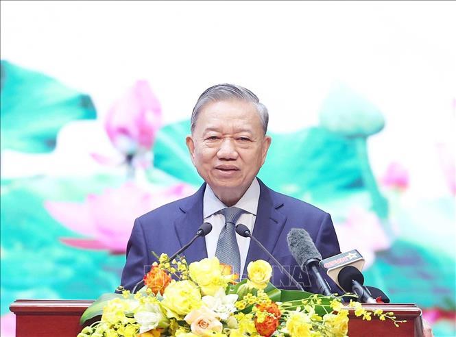 Tổng Bí thư Tô Lâm phát biểu tại buổi gặp mặt, động viên đại biểu thế hệ trẻ trong Quân đội, nhân dịp kỷ niệm 80 năm Ngày thành lập Quân đội nhân dân Việt Nam (22/12/1944 - 22/12/2024), 35 năm Ngày hội Quốc phòng toàn dân (22/12/1989 - 22/12/2024), chiều 18/12. Ảnh: TTXVN