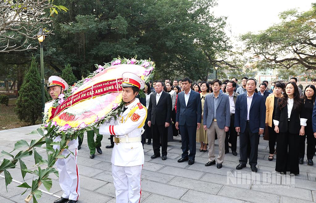 Đoàn đại biểu thành phố Ninh Bình dâng hương, đặt vòng hoa tại Đài tưởng niệm liệt sỹ thành phố Ninh Bình.