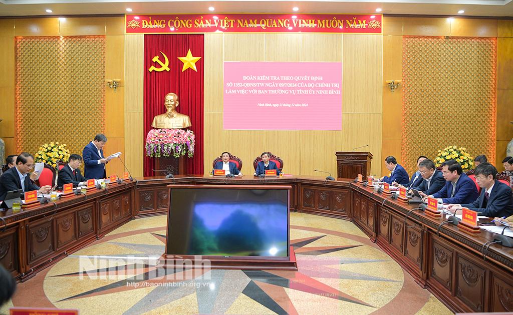 Quang cảnh buổi làm việc.