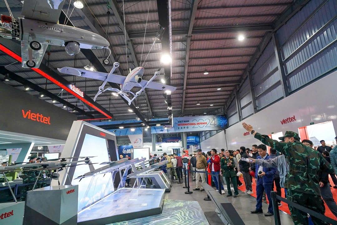 Khu vực trưng bày các thiết bị điện tử của Tập đoàn Viettel tại Triển lãm.