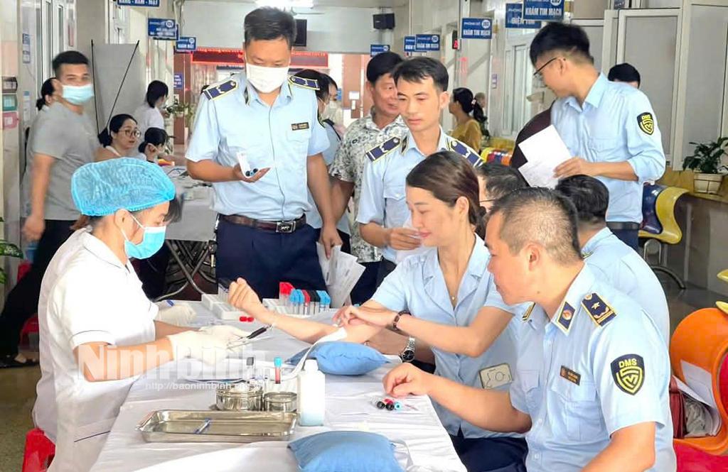 Khám sức khoẻ định kỳ cho người lao động tại Cục Quản lý thị trường Ninh Bình.