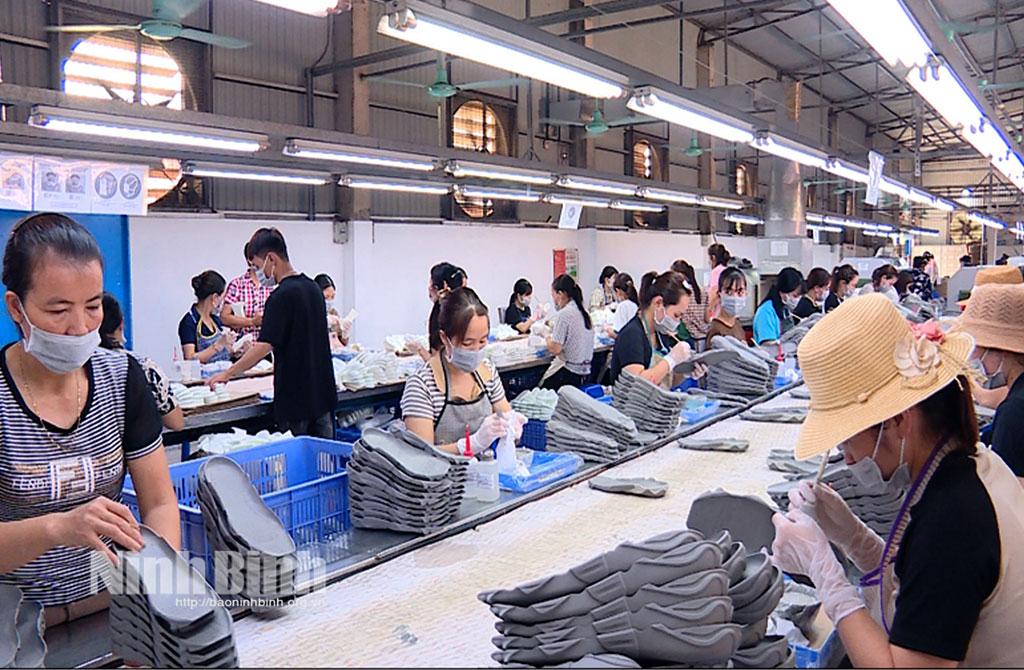 Công ty TNHH Hui Yao VN (thị trấn Yên Thịnh, huyện Yên Mô) thường xuyên có nhu cầu tuyển dụng lao động để đảm bảo các đơn hàng sản xuất đúng tiến độ. Ảnh: Minh Quang