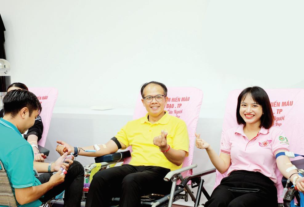 Ông Chinoros Benjachavakul, Phó Tổng giám đốc Công ty CP Chăn nuôi C.P. Việt Nam tham gia hiến máu tình nguyện.