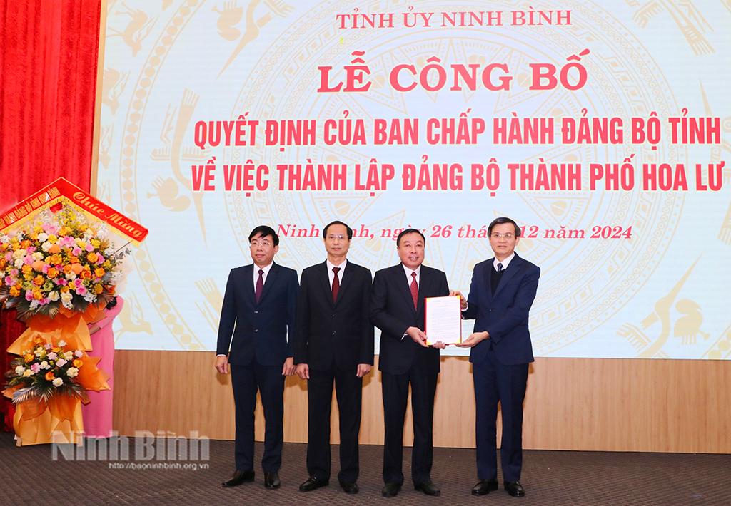 Đồng chí Bí thư Tỉnh uỷ Đoàn Minh Huấn trao Quyết định của Ban Chấp hành Đảng bộ tỉnh về việc thành lập Đảng bộ thành phố Hoa Lư.