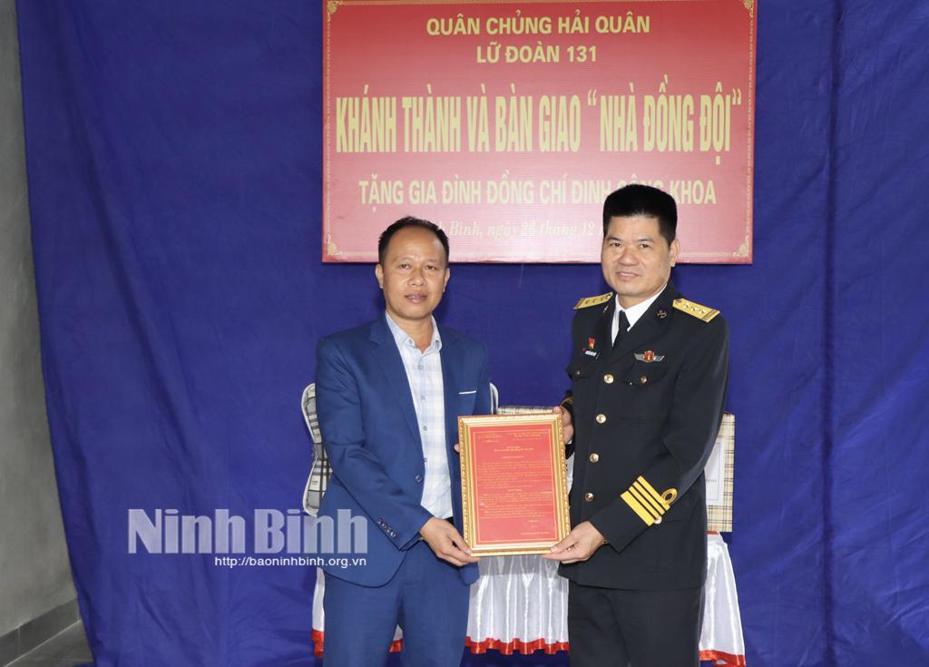 Lãnh đạo Lữ đoàn 131 trao Quyết định hỗ trợ xây dựng Nhà đồng đội cho Đại uý Đinh Công Khoa.