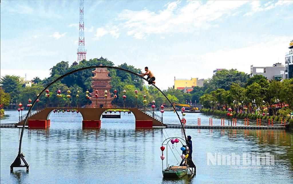 Phố cổ Hoa Lư (thành phố Ninh Bình) lắp đặt thêm trang, thiết bị, tạo cảnh quan đẹp mắt, đáp ứng nhu cầu tham quan của du khách. Ảnh: Minh Đường