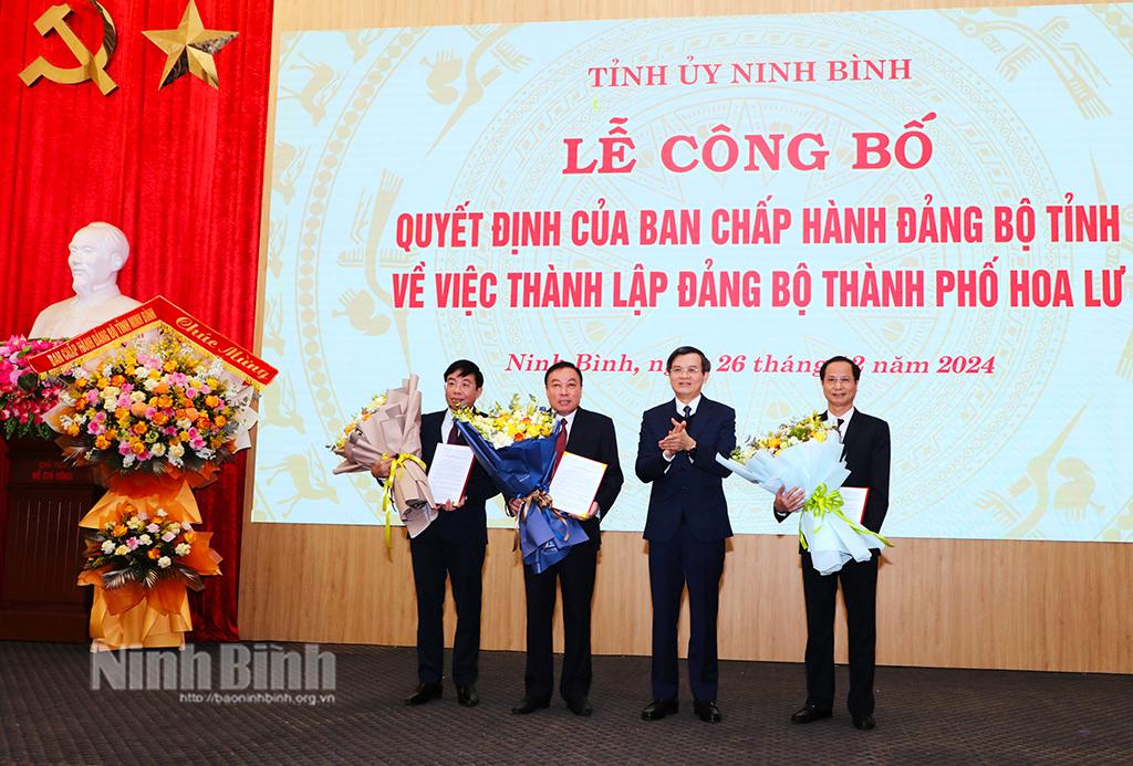 Đồng chí Bí thư Tỉnh uỷ Đoàn Minh Huấn trao Quyết định, tặng hoa chúc mừng các đồng chí được chỉ định giữ chức Bí thư, Phó Bí thư Thành uỷ Hoa Lư nhiệm kỳ 2020-2025.