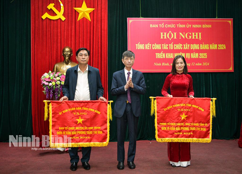 Đồng chí Trưởng Ban Tổ chức Tỉnh ủy Tô Văn Từ trao Cờ thi đua của UBND tỉnh cho các tập thể có thành tích xuất sắc trong năm 2024.