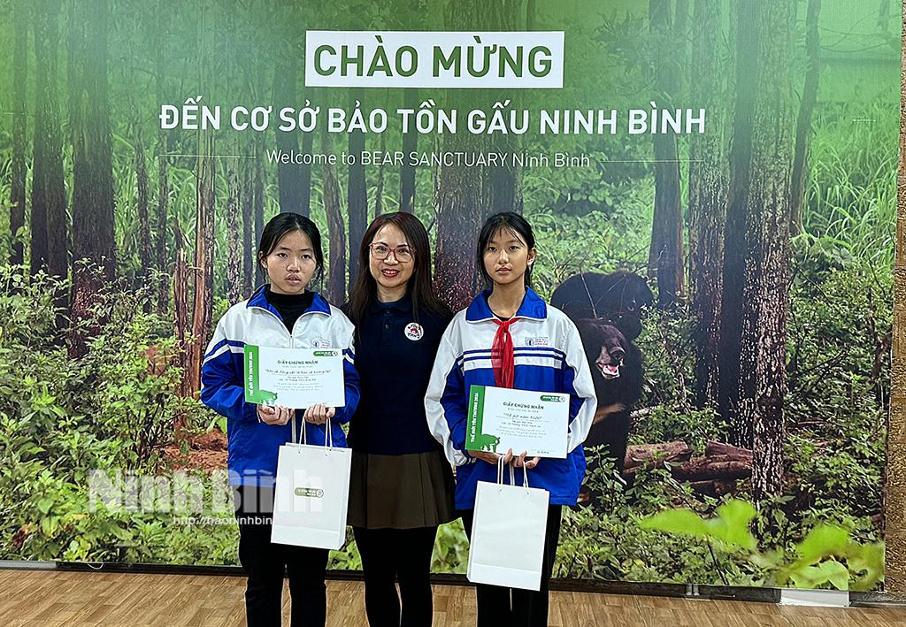 Bà Trần Thị Thanh Hiền, Phó Giám đốc Cơ sở bảo tồn gấu Ninh Bình trao 2 giải Nhất cho các em học sinh.