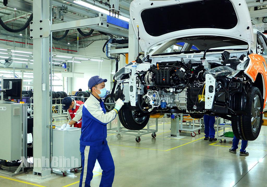 Công nhân lắp ráp ô tô tại Nhà máy ô tô Hyundai Thành Công, Khu công nghiệp Gián Khẩu (Gia Viễn). Ảnh: Anh Tuấn