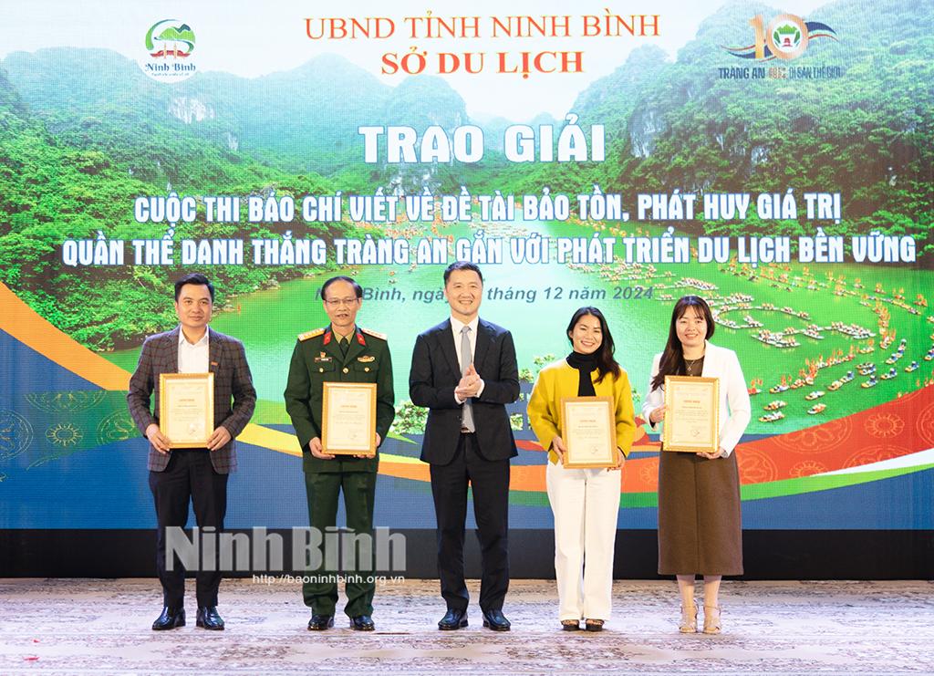 Ban tổ chức trao giải cho các tập thể có thành tích xuất sắc tham gia Cuộc thi Báo chí viết về đề tài bảo tồn, phát huy giá trị Quần thể danh thắng Tràng An gắn với phát triển du lịch bền vững.